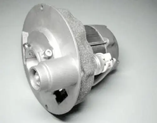 Motor von Remeha mit einer runden, metallischen Gehäuseform. Sichtbare Anschlussstelle und Montageöffnung auf der Rückseite.